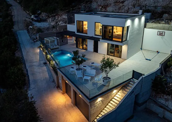 Lana By Guide * Vela Luka